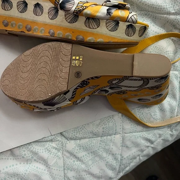 Like new Shell Sandals with straps size 10 - Picture 3 of 3